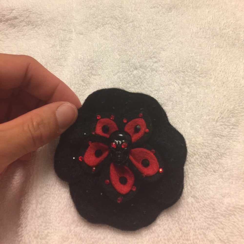 Tarina Tarantino hair bow