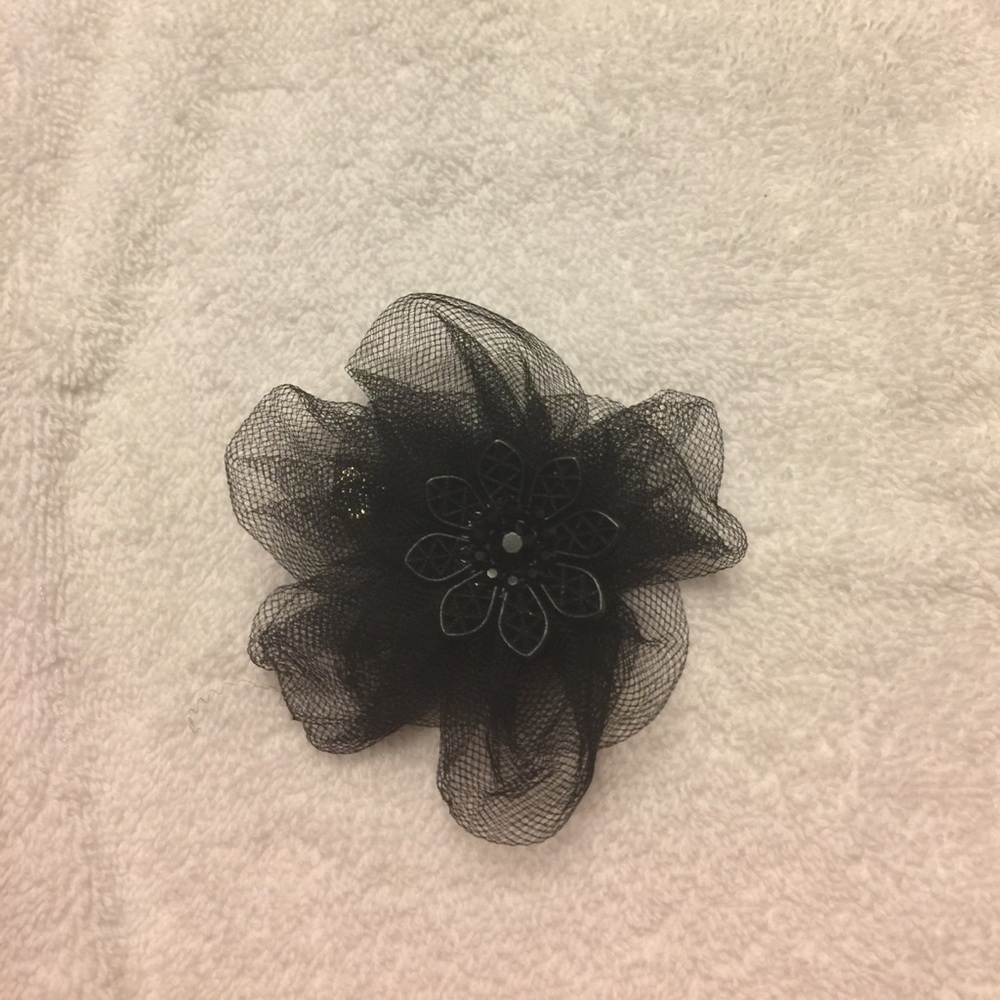 Tarina Tarantino hair bow