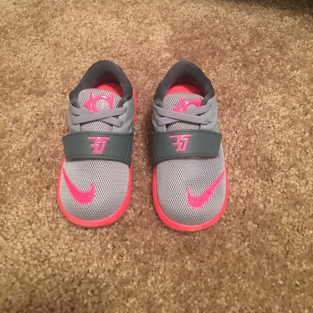 Toddler KD 7's size 6 brand new without tags!