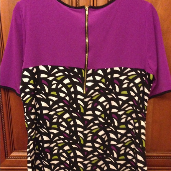 Modern T-Shirt Style Blouse - Picture 2 of 3