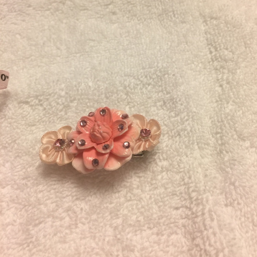 Tarina Tarantino hair bow