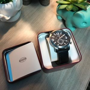 Men's NWT and Box black leather Fossil watch