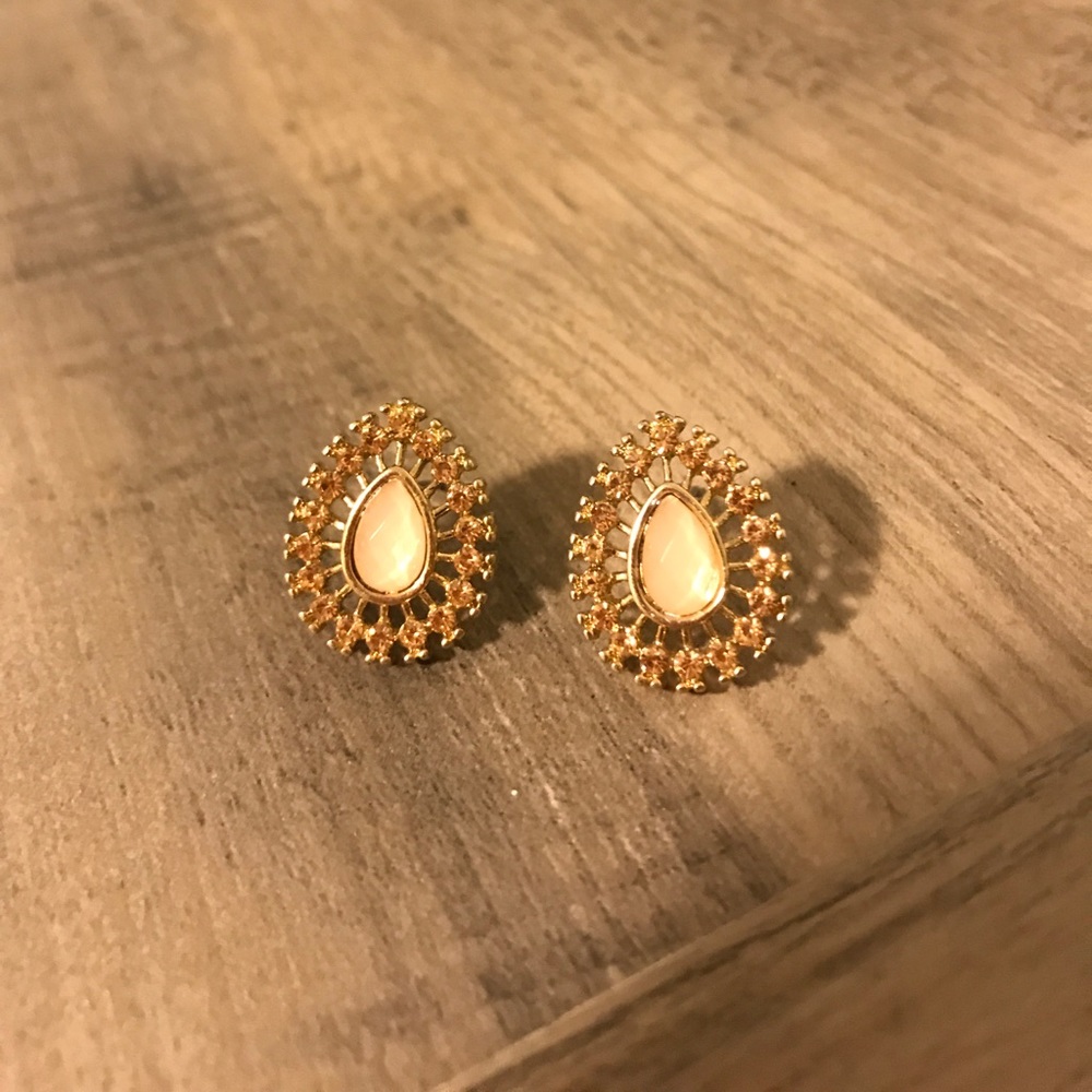 Teardrop studs