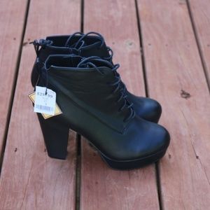 NWT Comfy Black Lace Up Chunky Heel Ankle Boot