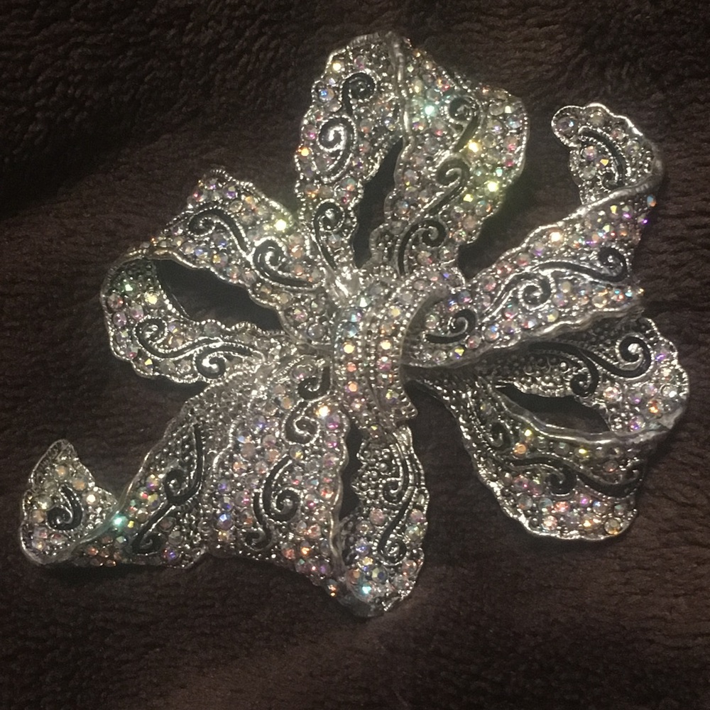 CURLY Q Pin/Enhancer/Brooch