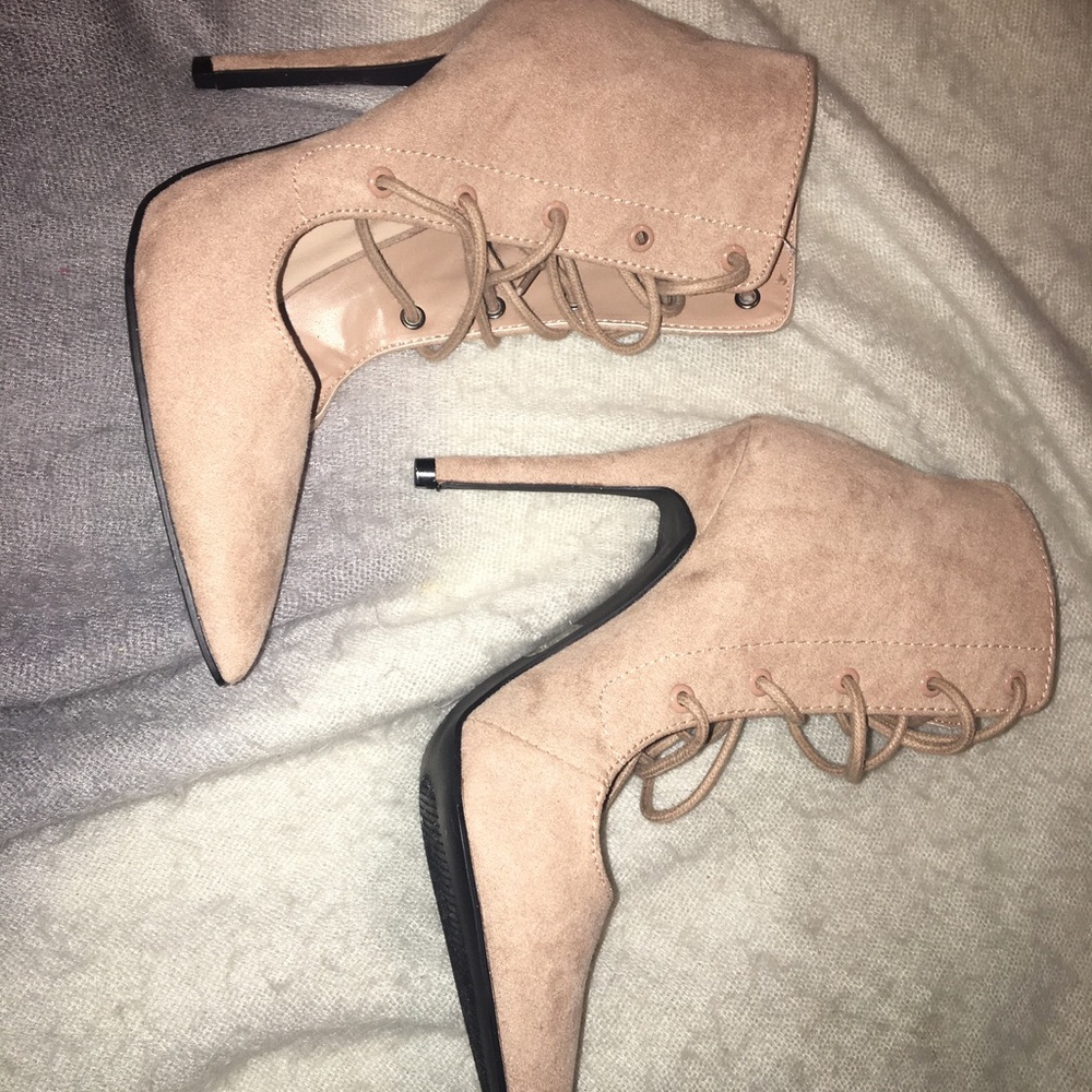 I'm selling size 6 US Charlotte Russe heels.