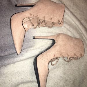 I'm selling size 6 US Charlotte Russe heels.