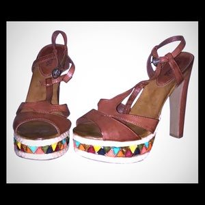 Platforms sandals with stones.