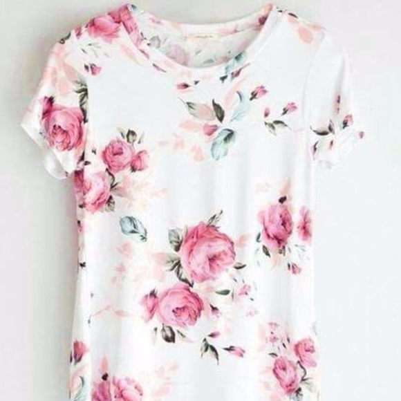 Chicnico Tops - NWOT Chicnico Round Neckline Floral Print Top S