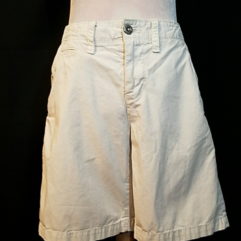 AMERICAN EAGLE Light tan/cream prep length shorts