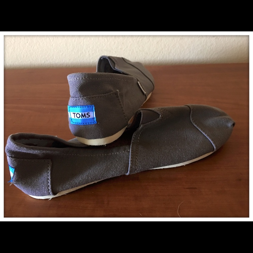 Gray Toms slip-ons, sz 9 (never worn)
