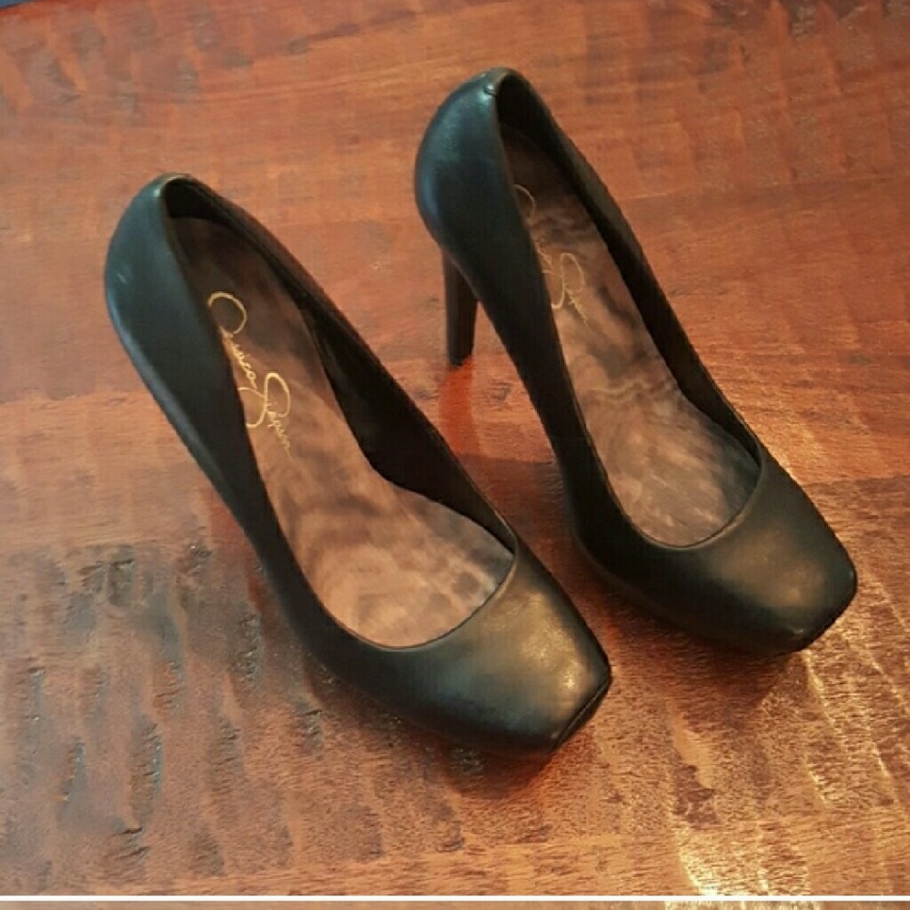 Jessica Simpson black pumps