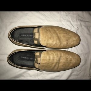 Size 12 men’s woven canvas loafer.
