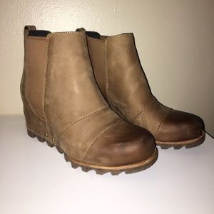 WORN ONCE - Sorel Lea Wedge in Elk, sz 8