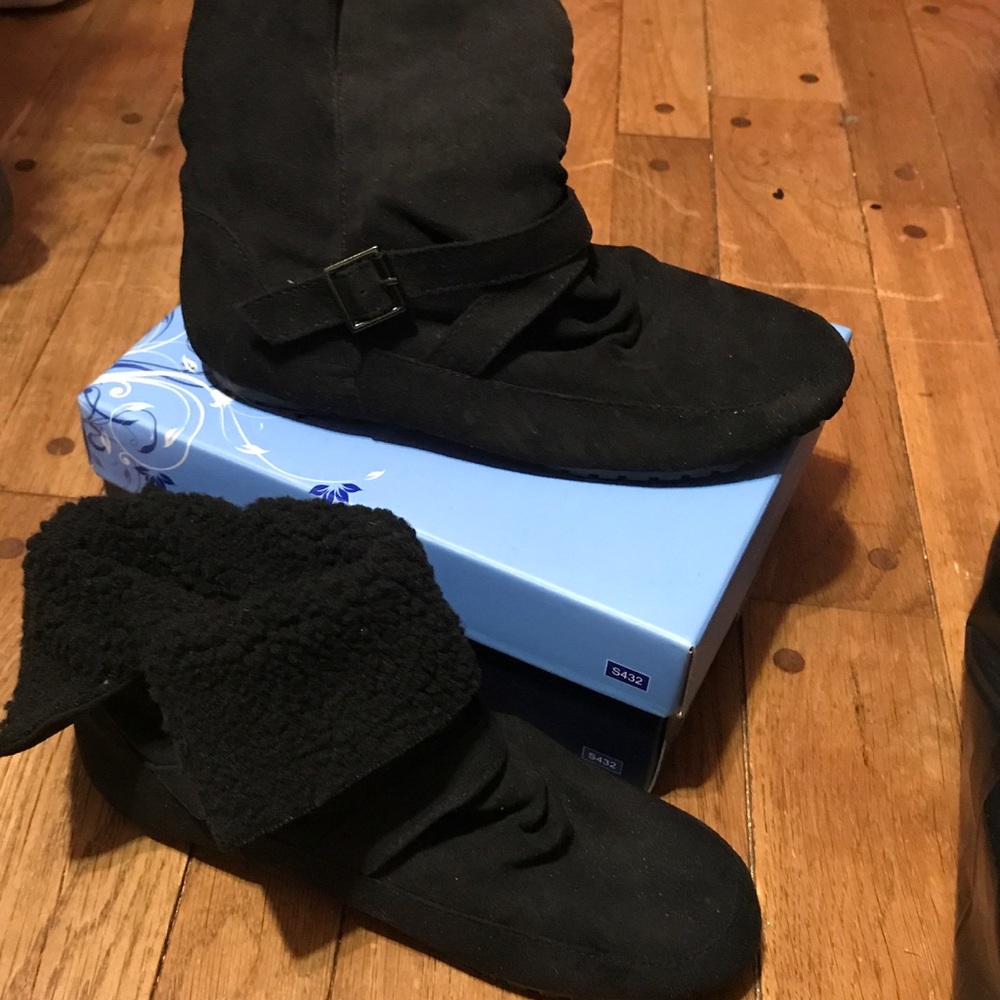 Warm and comfy black boots