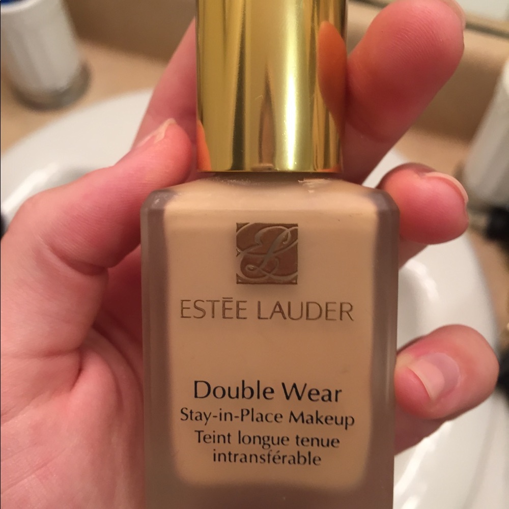 SOLD on Ⓜ️ Estée Lauder Double Wear Foundation