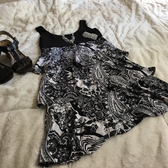 Fun and flirty size 4 Dress Barn dress - Picture 2 of 4