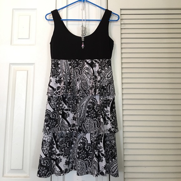 Fun and flirty size 4 Dress Barn dress - Picture 4 of 4