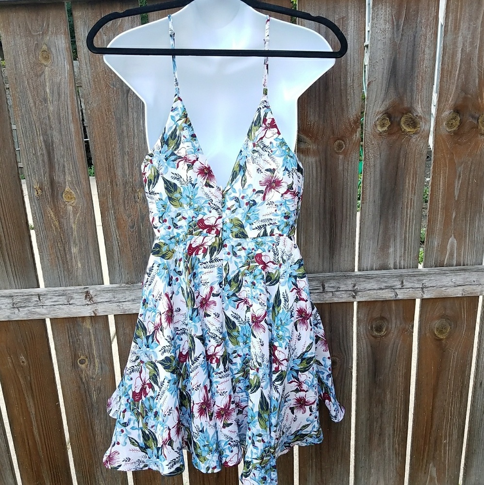 🚫SOLD🚫 Floral deep v dress - Picture 2 of 4