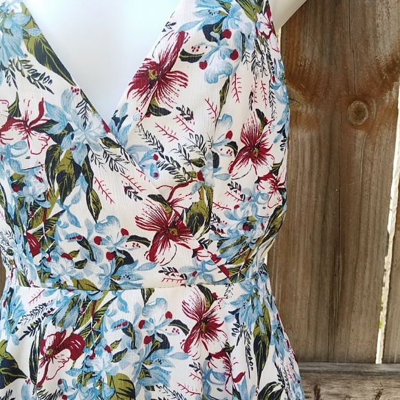 🚫SOLD🚫 Floral deep v dress - Picture 3 of 4