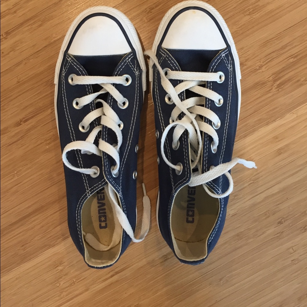 ** barely worn converse sneaks **