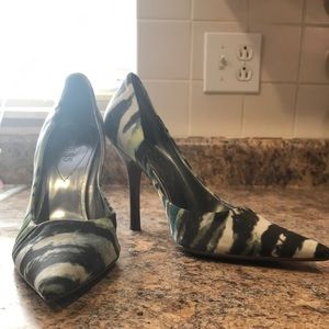 PRE-OWNED GUESS Heels in the style CARRIE