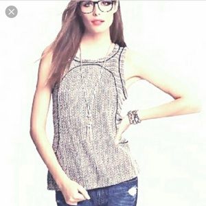 BANANA REPUBLIC black/ivory textured top.