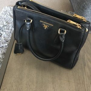 Prada saffiano lux small tote ! 100% authentic. Prada saffiano lux small tote ! 100% authentic.