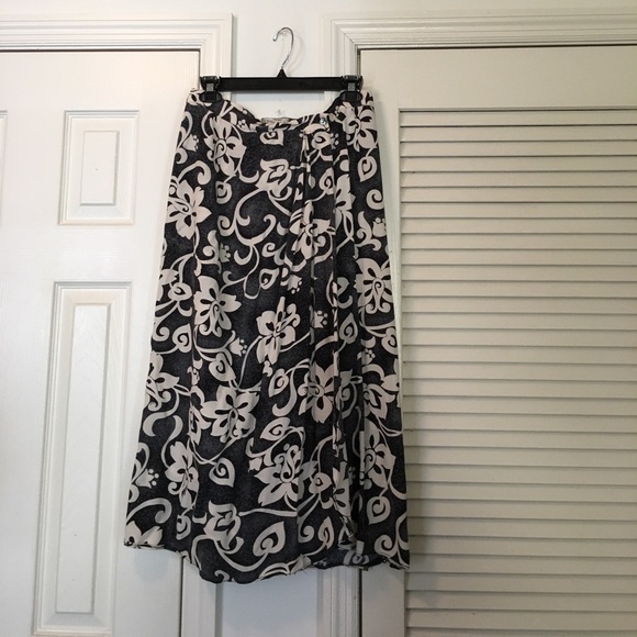 Size 4 Tommy Bahama rayon ankle length skirt - Picture 6 of 6