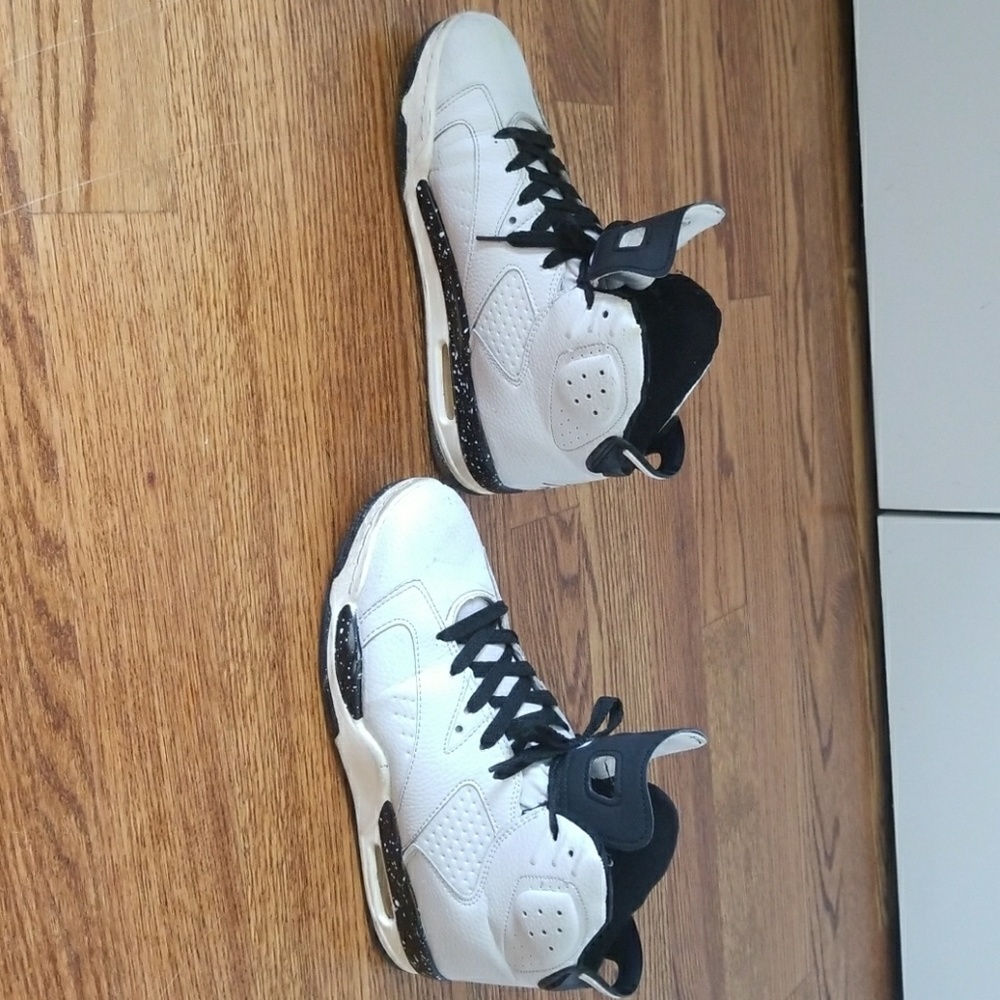 athletic shoes, running shoes