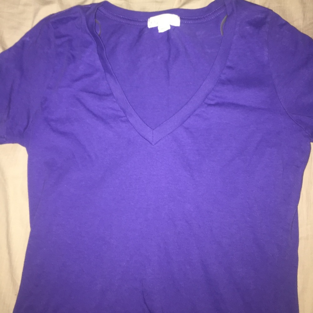 Soft cotton v-neck tee