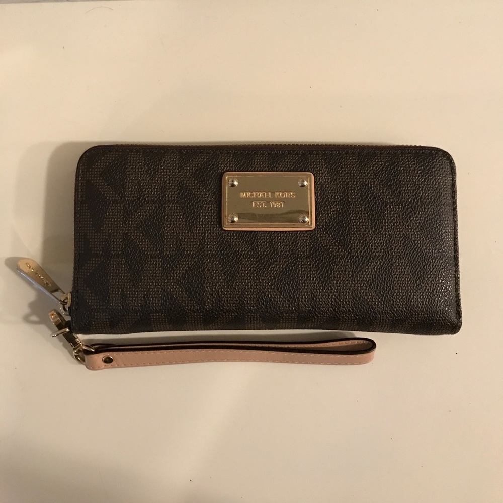 Michael Kors Wristlet Wallet in Signature Print