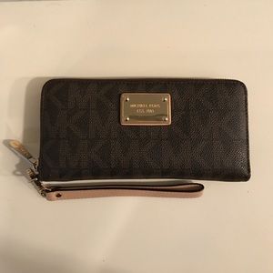 Michael Kors Wristlet Wallet in Signature Print