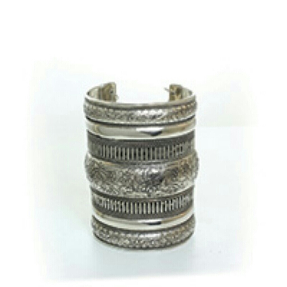 Multiple cuff bracelets - Picture 6 of 7