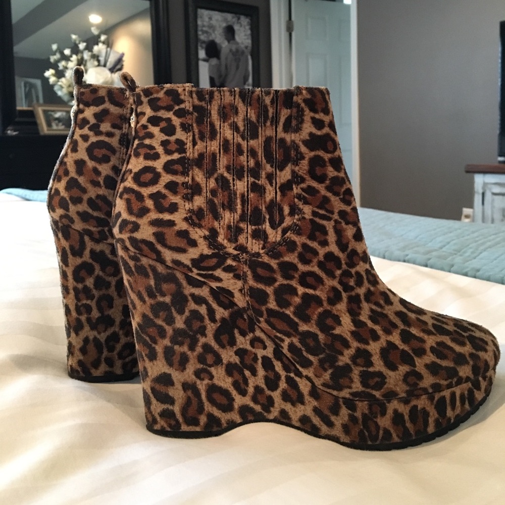 ⬇️PRICE DROP⬇️ BCBGeneration Leopard booties