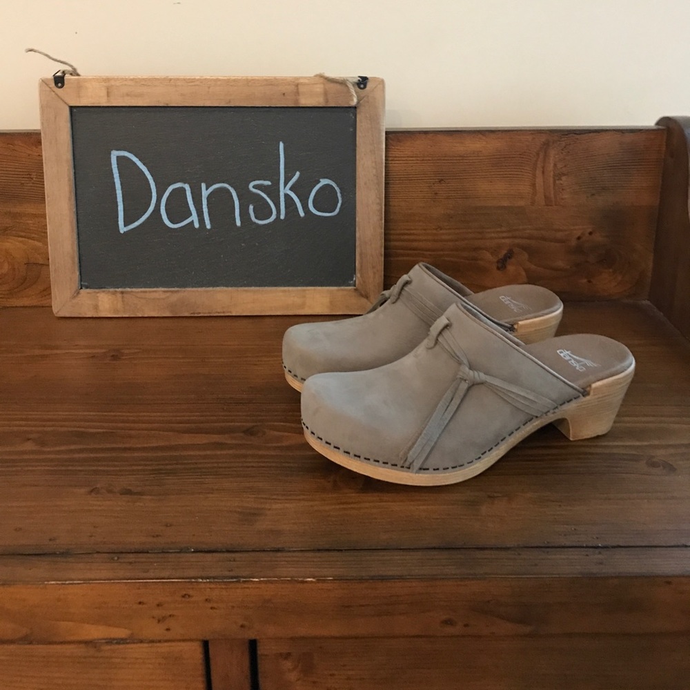 Dansko Size 39 Miriam Milled Nubuck Clogs