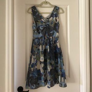 Banana Republic size 0 Blue floral v-neck dress