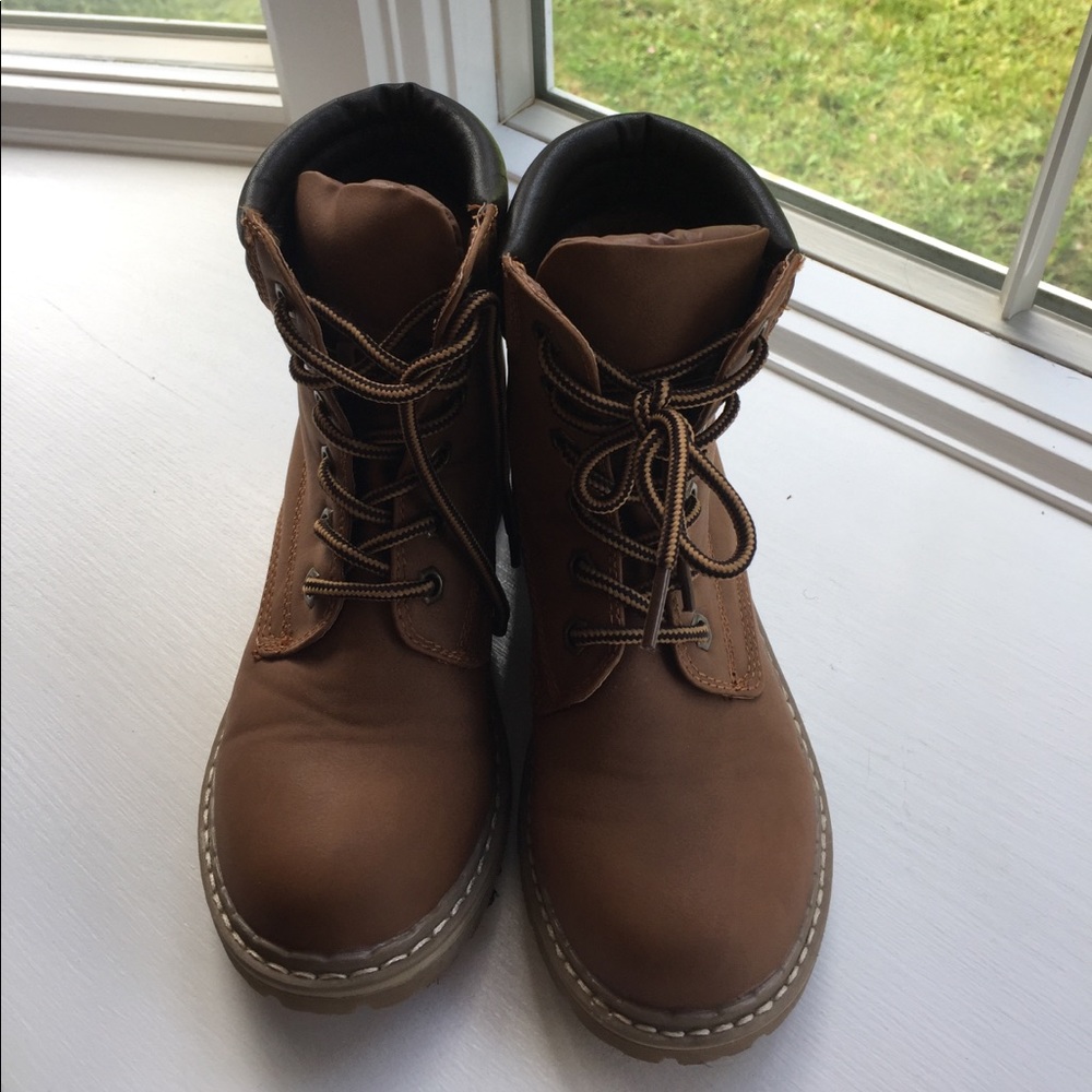 Link girls tan construction boots!