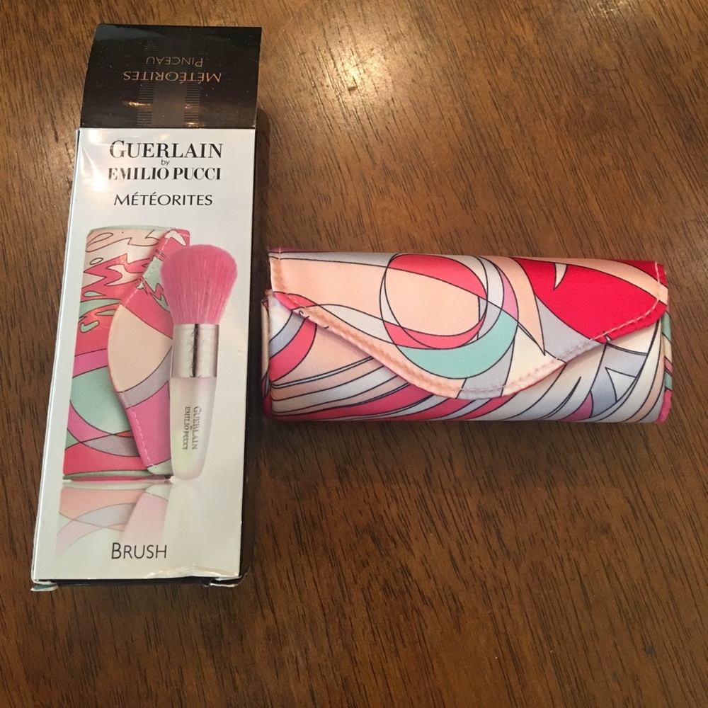 Gorgeous compact brush and holder