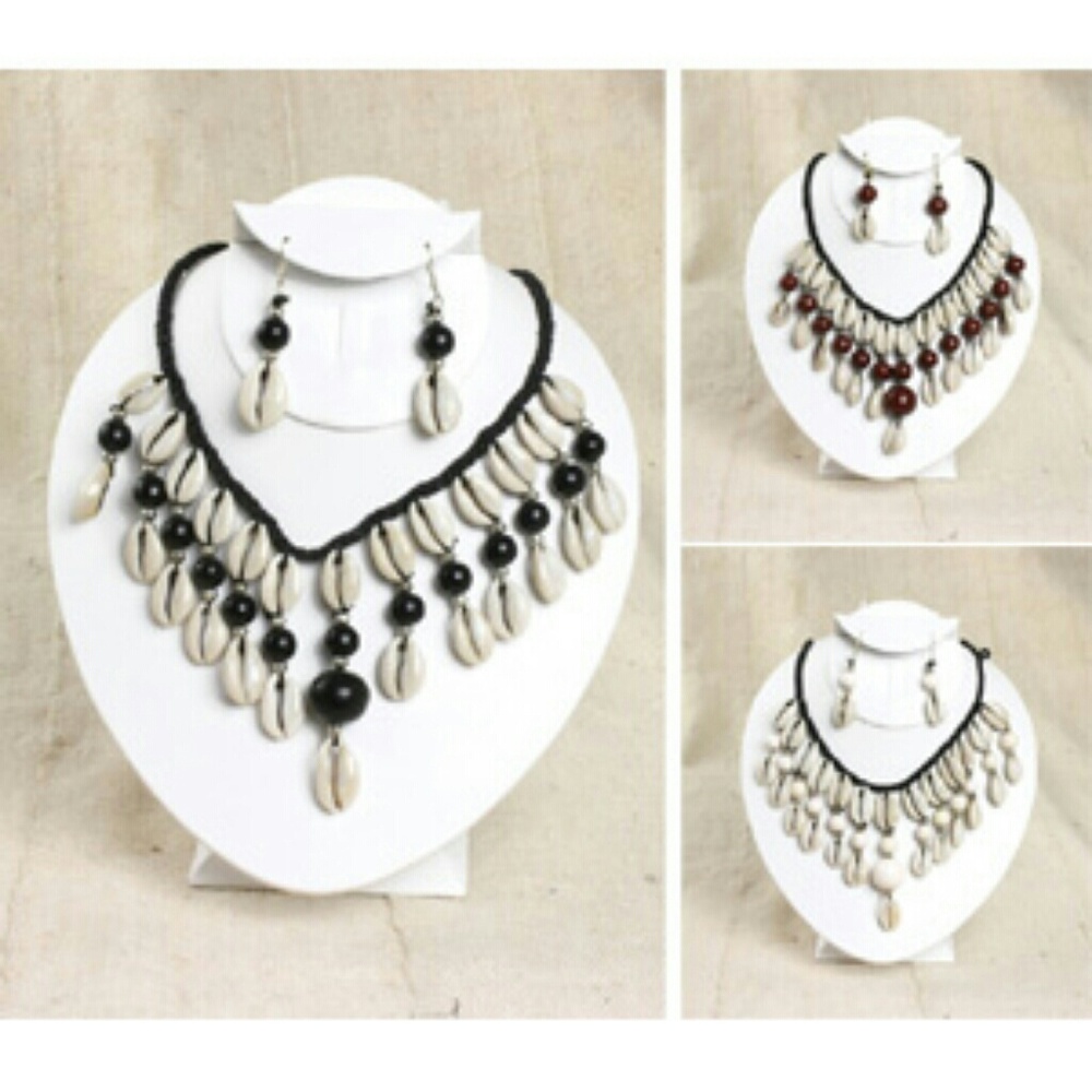 Necklace crowie shells