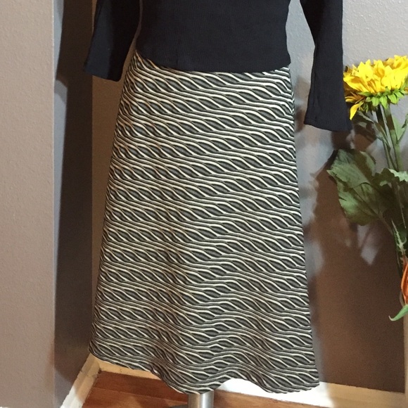 Zac & Rachel Dresses & Skirts - 🔥Wavy Print Flowy Midi Skirt