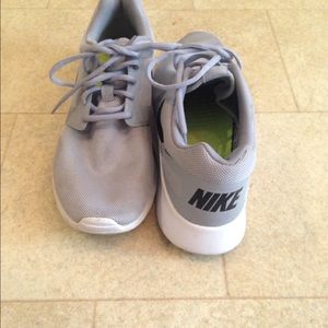 Nike tanjun size 10.. great condition