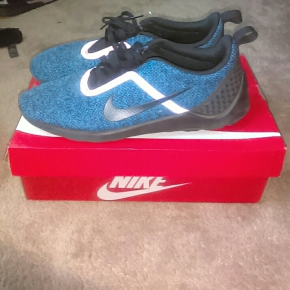 Nike Running shoes - Picture 1 of 3