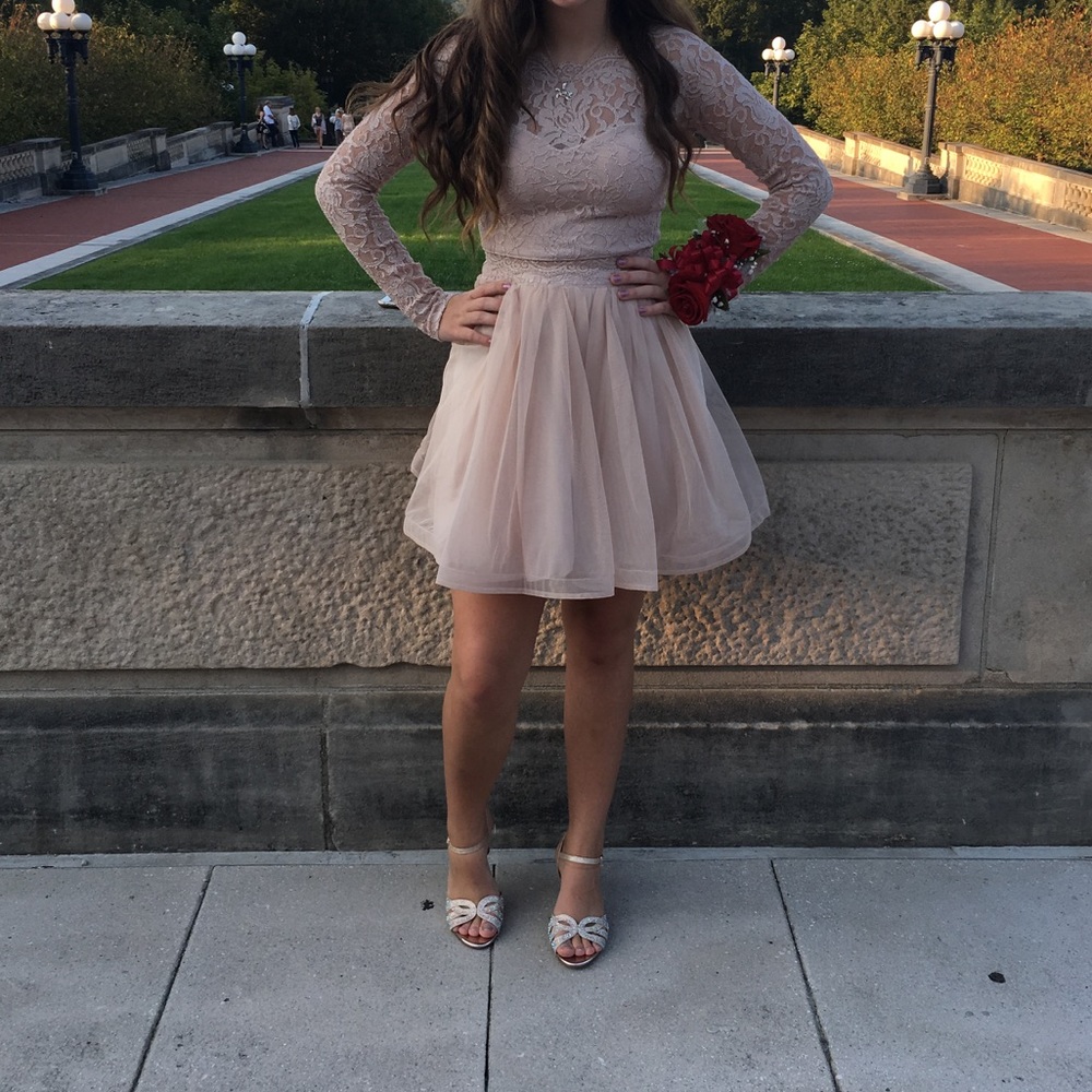 beautiful nude/blush pink homecoming dress!! 😍👗