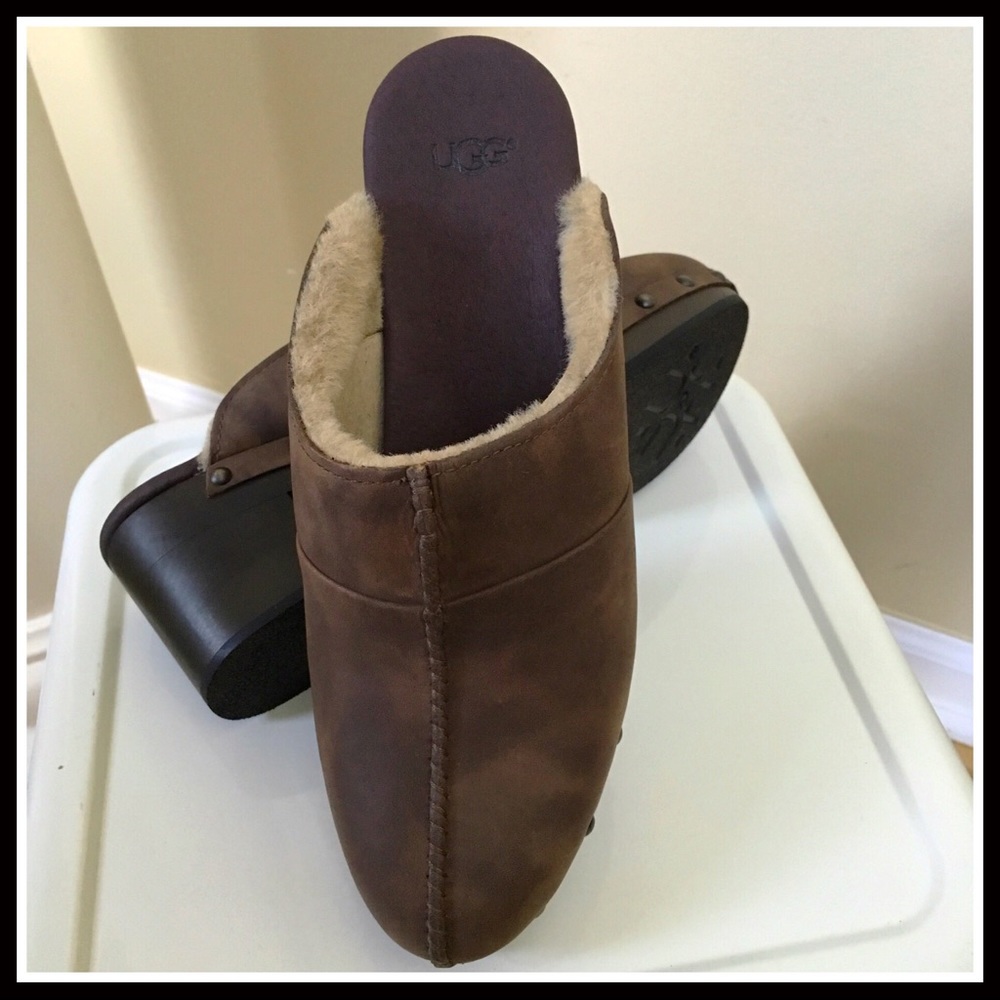 UGG AUSTRALIA LEATHER & SHEARLING LINED CLOGS - Picture 2 of 7