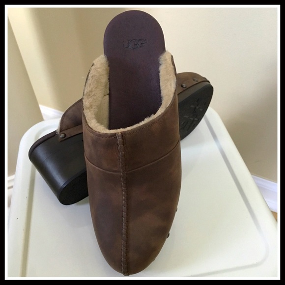 UGG AUSTRALIA LEATHER & SHEARLING LINED CLOGS - Picture 2 of 7