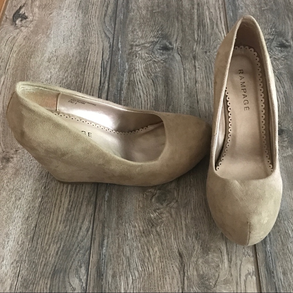 Rampage Nude / Tan Wedge Heels Pumps sz 8