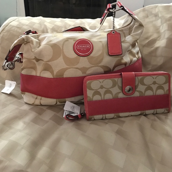 COACH SIGNATURE COLLECTION PURSE AND WALLET - Picture 2 of 8