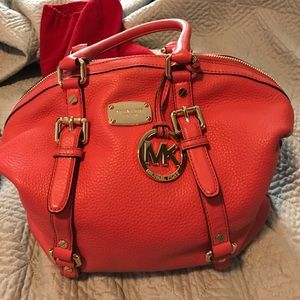 MK Bag 👜 w/shoulder strap/dust bag Priced 2Sale‼️