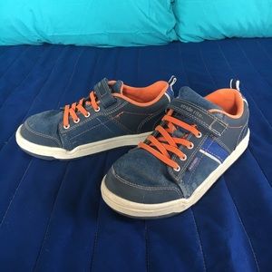 Boys Stride Rite size 2W shoes